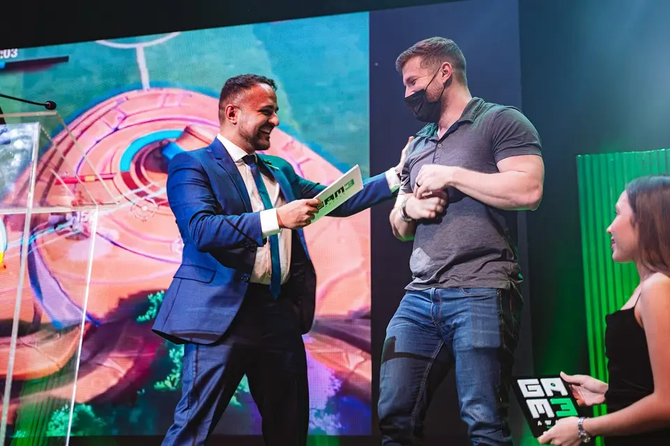 Storming entregando prêmio no palco do GAM3S Awards